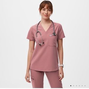 Figs mauve Color scrub set. Pants XS and top Small